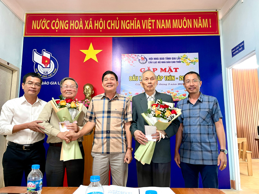 Các hội viên trên 70 tuổi được tặng hoa, quà mừng thọ. Ảnh: Lam Nguyên Các hội viên trên 70 tuổi được tặng hoa, quà mừng thọ. Ảnh: Lam Nguyên