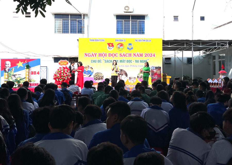 Đông đảo học sinh các trường THPT trên địa bàn TP. Pleiku đến với chương trình. Ảnh: Lam Nguyên