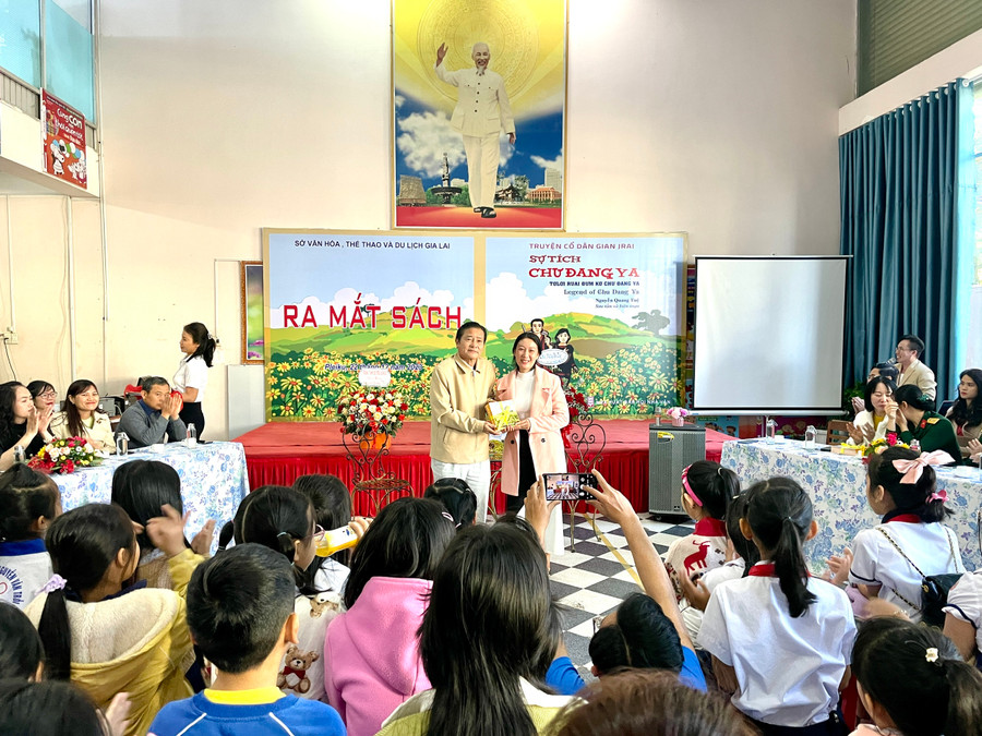 Giám đốc Sở Văn hóa-Thể thao và Du lịch Trần Ngọc Nhung tặng sách cho thư viện các huyện, thị xã và thư viện các trường học trên địa bàn tỉnh. Ảnh: Lam Nguyên Giám đốc Sở Văn hóa-Thể thao và Du lịch Trần Ngọc Nhung tặng sách cho thư viện các huyện, thị xã và thư viện các trường học trên địa bàn tỉnh. Ảnh: Lam Nguyên