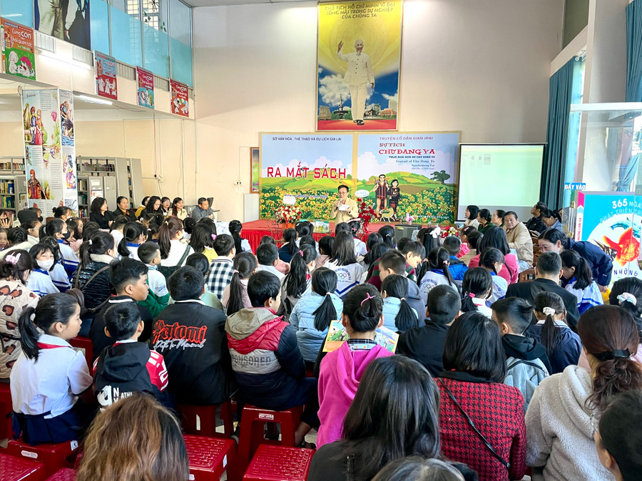 Đông đảo độc giả và các em học sinh đến với buổi ra mắt sách. Ảnh: Lam Nguyên Đông đảo độc giả và các em học sinh đến với buổi ra mắt sách. Ảnh: Lam Nguyên