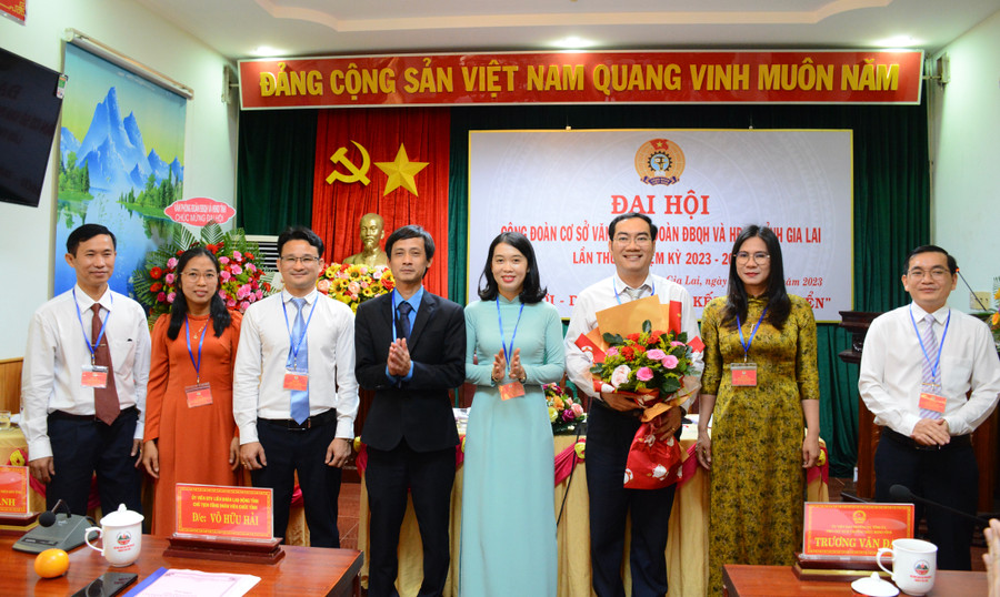 Chủ tịch Công đoàn Viên chức tỉnh Võ Hữu Hải (thứ 4 từ trái sang) chúc mừng Ban Chấp hành CĐCS nhiệm kỳ 2023-2028. Ảnh: Lam Nguyên Chủ tịch Công đoàn Viên chức tỉnh Võ Hữu Hải (thứ 4 từ trái sang) chúc mừng Ban Chấp hành CĐCS nhiệm kỳ 2023-2028. Ảnh: Lam Nguyên