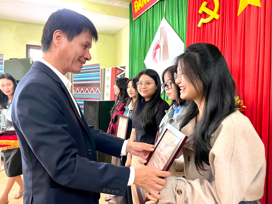 Nghệ sĩ Ưu tú Đặng Công Hưng-Phó Chủ tịch phụ trách Hội Văn học Nghệ thuật tỉnh trao chứng nhận hoàn thành lớp bồi dưỡng cho học viên. Ảnh: Lam Nguyên Nghệ sĩ Ưu tú Đặng Công Hưng-Phó Chủ tịch phụ trách Hội Văn học Nghệ thuật tỉnh trao chứng nhận hoàn thành lớp bồi dưỡng cho học viên. Ảnh: Lam Nguyên