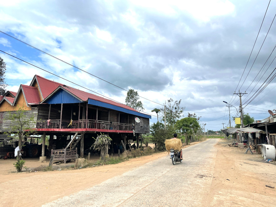 Nhà sàn mái Thái trên trục đường chính xã Ia Yeng. Ảnh: Lam Nguyên