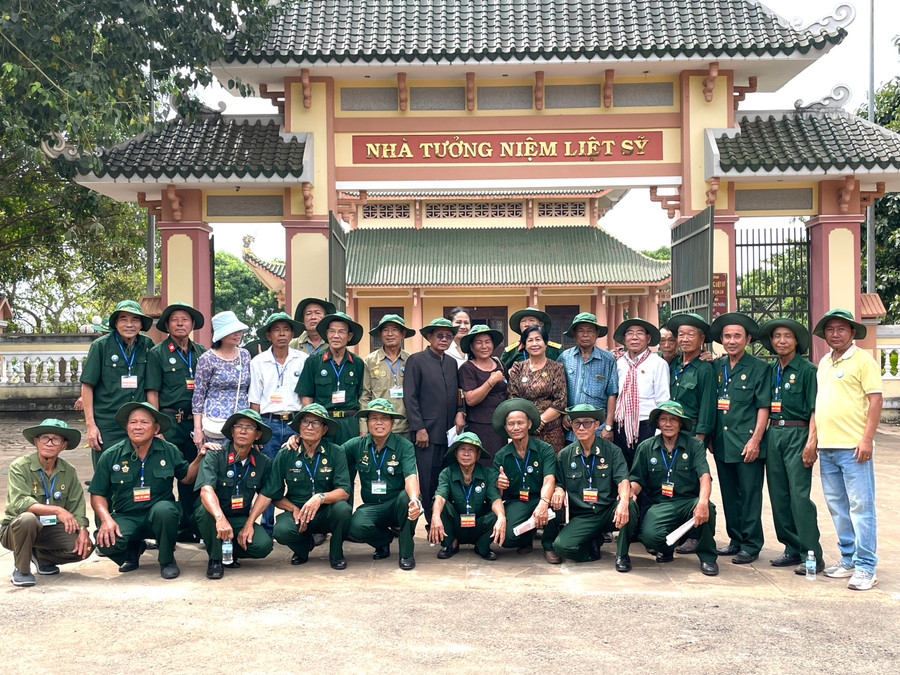 Cựu lính tình nguyện Việt Nam và cựu cán bộ Mặt trận Đoàn kết dân tộc cứu nước Campuchia hội ngộ trong tình đoàn kết, hữu nghị. Ảnh: Phương Duyên Cựu lính tình nguyện Việt Nam và cựu cán bộ Mặt trận Đoàn kết dân tộc cứu nước Campuchia hội ngộ trong tình đoàn kết, hữu nghị. Ảnh: Phương Duyên