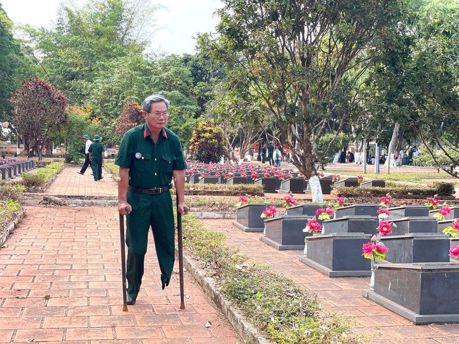 Một cựu chiến binh về thăm đồng đội. Ảnh: Đức Thụy Một cựu chiến binh về thăm đồng đội. Ảnh: Đức Thụy