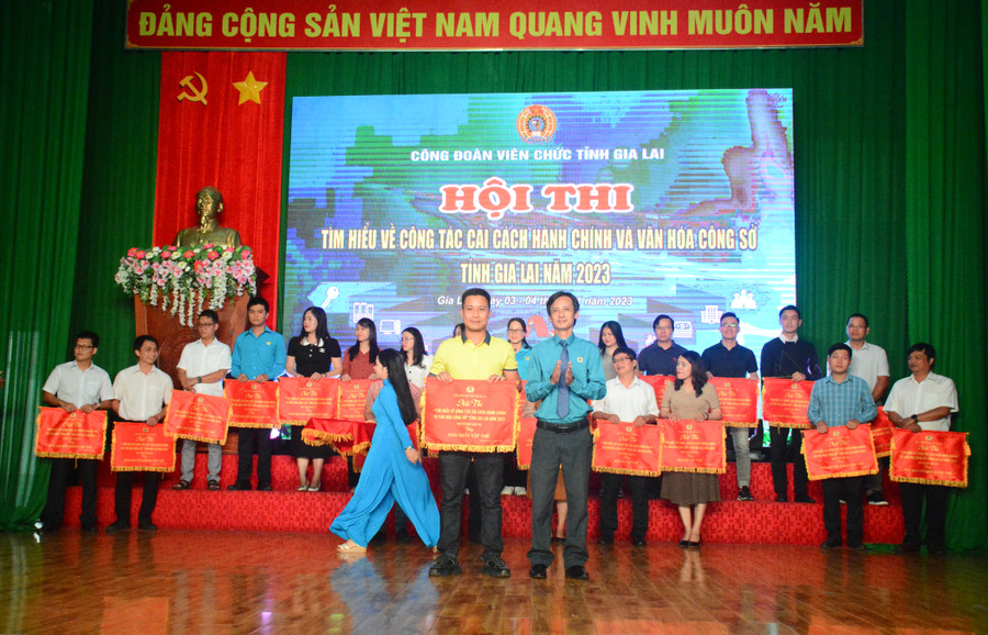 Chủ tịch Công đoàn Viên chức tỉnh Võ Hữu Hải trao giải nhất toàn đoàn cho CĐCS Sở Xây dựng. Ảnh: Lam Nguyên Chủ tịch Công đoàn Viên chức tỉnh Võ Hữu Hải trao giải nhất toàn đoàn cho CĐCS Sở Xây dựng. Ảnh: Lam Nguyên