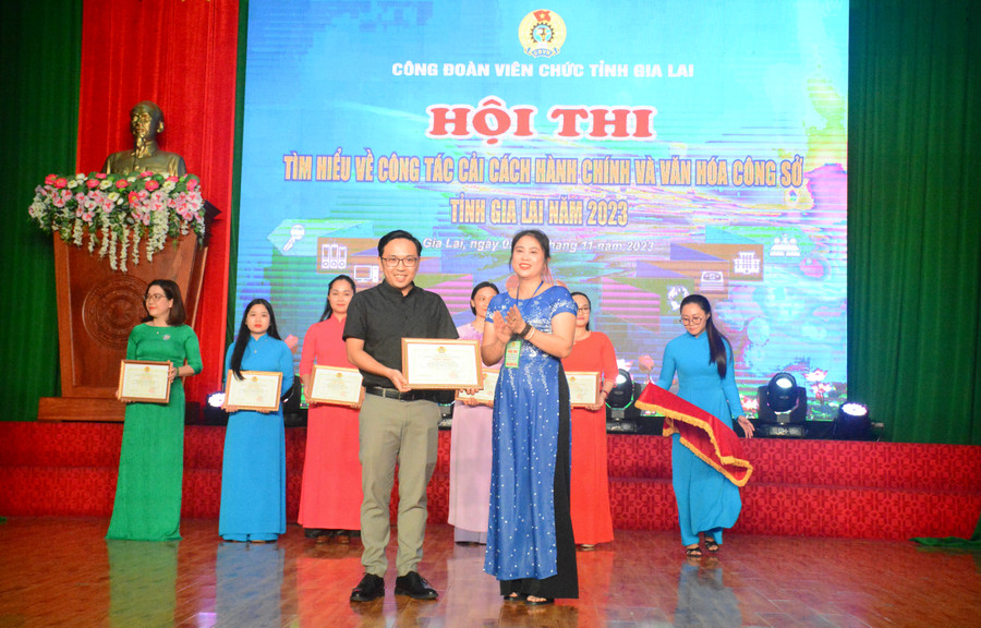 Thí sinh Đặng Thành Long Nhật (CĐCS Thanh tra tỉnh) được trao giải nhất phần thi thuyết trình. Ảnh: Lam Nguyên Thí sinh Đặng Thành Long Nhật (CĐCS Thanh tra tỉnh) được trao giải nhất phần thi thuyết trình. Ảnh: Lam Nguyên