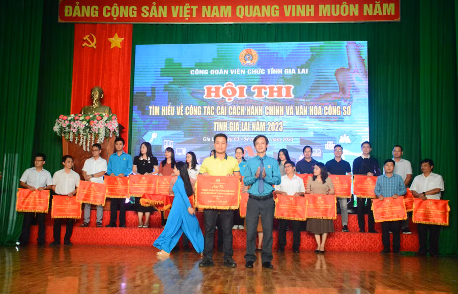 Chủ tịch Công đoàn Viên chức tỉnh Võ Hữu Hải trao giải nhất toàn đoàn cho CĐCS Sở Xây dựng. Ảnh: Lam Nguyên