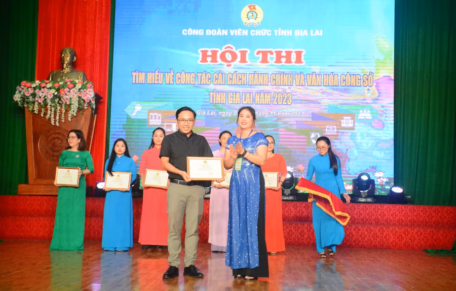 Thí sinh Đặng Thành Long Nhật (CĐCS Thanh tra tỉnh) được trao giải nhất phần thi thuyết trình. Ảnh: Lam Nguyên