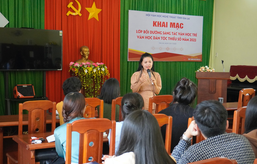 Nhà thơ Ngô Thanh Vân trong buổi trao đổi với các học viên lớp bồi dưỡng về nghề viết. Ảnh: Lam Nguyên Nhà thơ Ngô Thanh Vân trong buổi trao đổi với các học viên lớp bồi dưỡng về nghề viết. Ảnh: Lam Nguyên