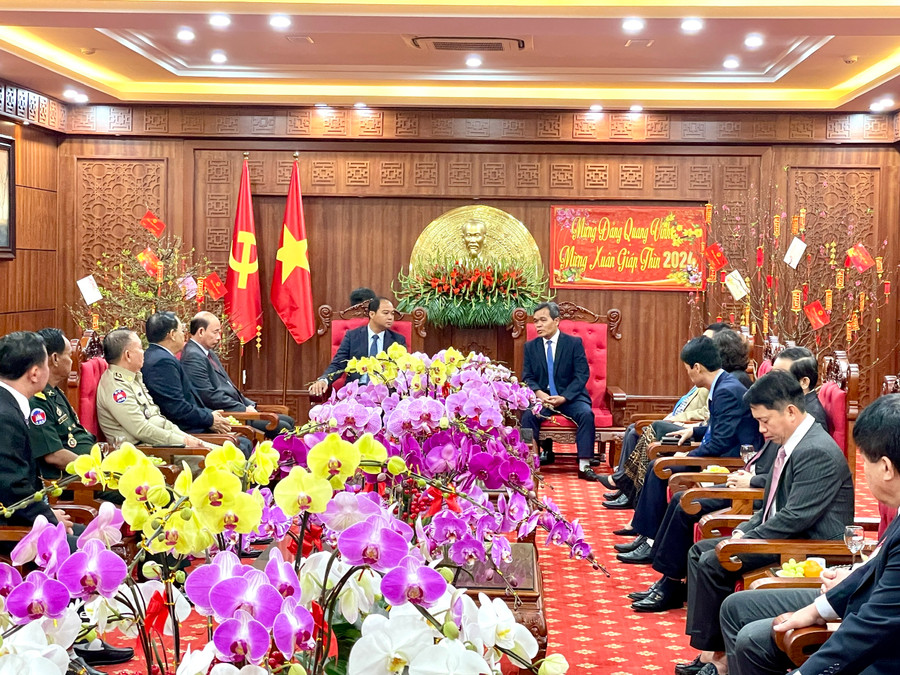 Bí thư Tỉnh ủy Hồ Văn Niên cùng lãnh đạo các cơ quan chuyên trách tham mưu, giúp việc Tỉnh ủy đón tiếp đoàn cán bộ cấp cao tỉnh Preah Vihear (Vương quốc Campuchia). Ảnh: Lam Nguyên Bí thư Tỉnh ủy Hồ Văn Niên cùng lãnh đạo các cơ quan chuyên trách tham mưu, giúp việc Tỉnh ủy đón tiếp đoàn cán bộ cấp cao tỉnh Preah Vihear (Vương quốc Campuchia). Ảnh: Lam Nguyên