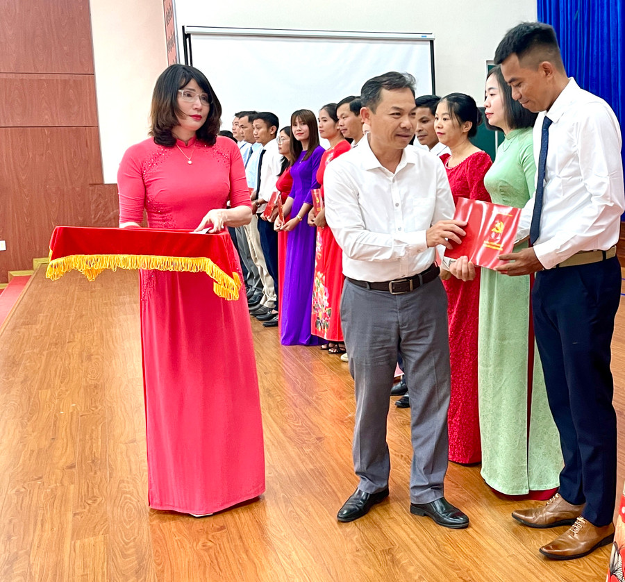 Phó Trưởng ban Tuyên giáo Tỉnh ủy Võ Hoàng Bình trao bằng tốt nghiệp cho học viên. Ảnh: Lam Nguyên