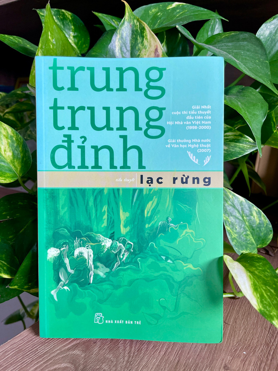 Tiểu thuyết "Lạc rừng" của nhà văn Trung Trung Đỉnh. Ảnh: Lam Nguyên Tiểu thuyết "Lạc rừng" của nhà văn Trung Trung Đỉnh. Ảnh: Lam Nguyên