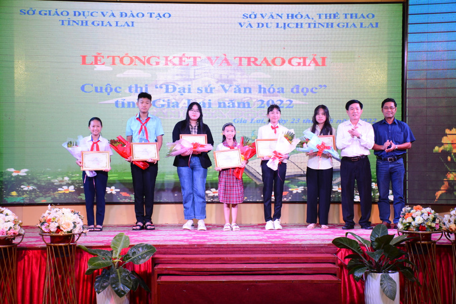 Các cá nhân xuất sắc đạt giải tại cuộc thi “Đại sứ Văn hóa đọc tỉnh Gia Lai” năm 2022. Ảnh: Lam Nguyên