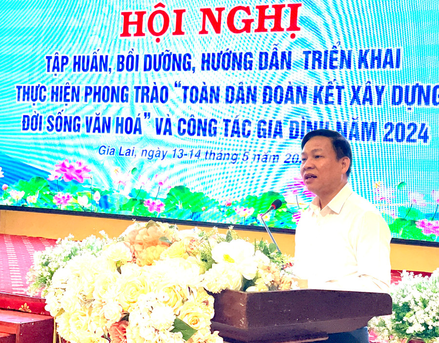 Phó Cục trưởng Cục Văn hóa cơ sở (Bộ Văn hóa-Thể thao và Du lịch) Lương Đức Thắng báo cáo một chuyên đề tại hội nghị. Ảnh: Lam Nguyên