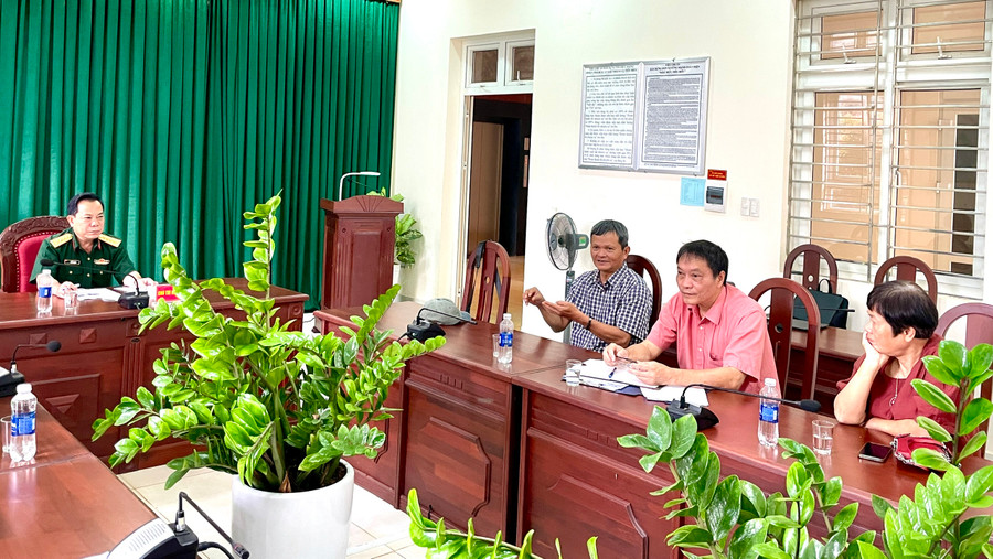 Đạo diễn, Nghệ sĩ Nhân dân Nguyễn Thanh Vân (thứ 2 từ trái sang) tại buổi làm việc. Ảnh: Lam Nguyên Đạo diễn, Nghệ sĩ Nhân dân Nguyễn Thanh Vân (thứ 2 từ trái sang) tại buổi làm việc. Ảnh: Lam Nguyên