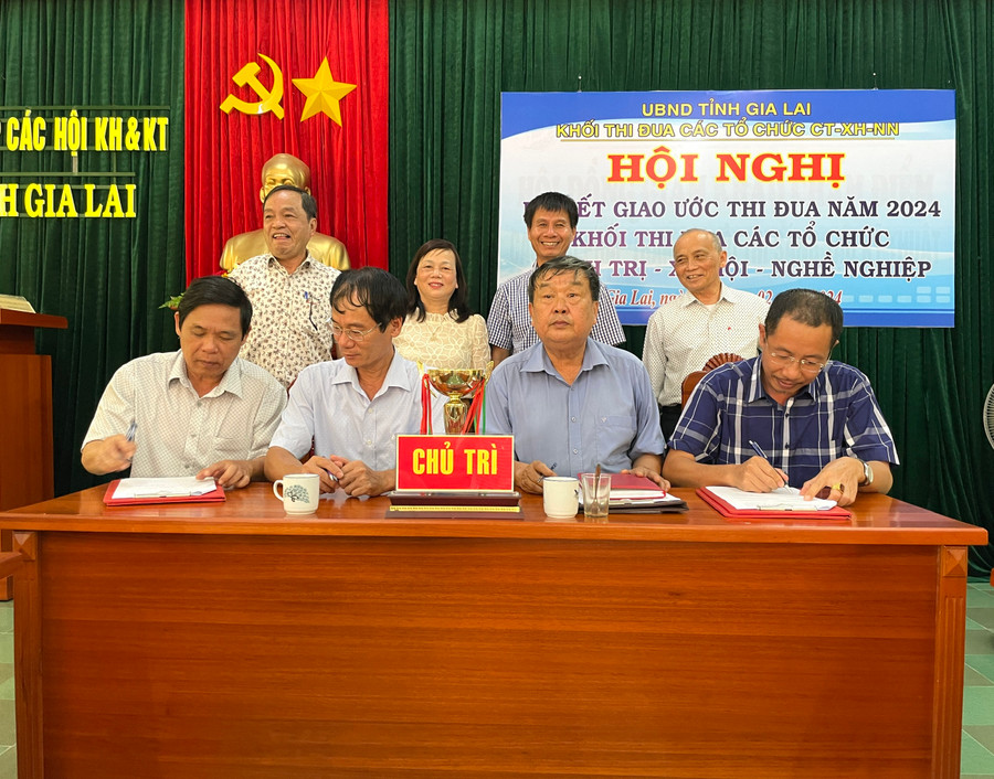 Các đơn vị thành viên Khối thi đua các tổ chức chính trị-xã hội-nghề nghiệp tỉnh Gia Lai ký kết giao ước thi đua. Ảnh: Lam Nguyên Các đơn vị thành viên Khối thi đua các tổ chức chính trị-xã hội-nghề nghiệp tỉnh Gia Lai ký kết giao ước thi đua. Ảnh: Lam Nguyên