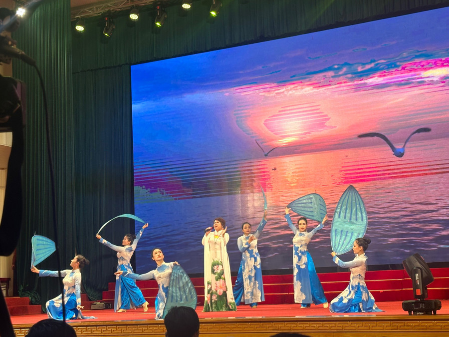 Tiết mục “Biển, anh và nỗi nhớ” xuất sắc đạt huy chương vàng. Ảnh: Hồng Thắm