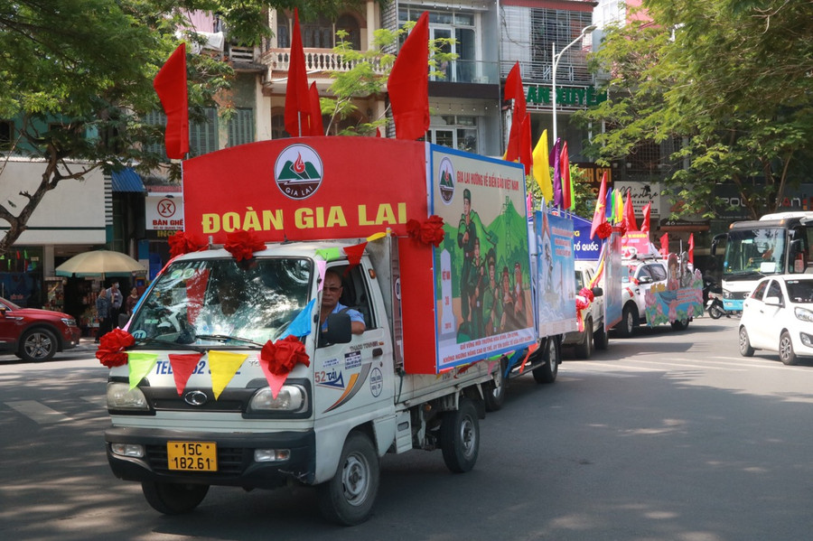 Xe tuyên truyền cổ động tỉnh Gia Lai diễu hành trên đường phố Hải Phòng. Ảnh: Hồng Thắm