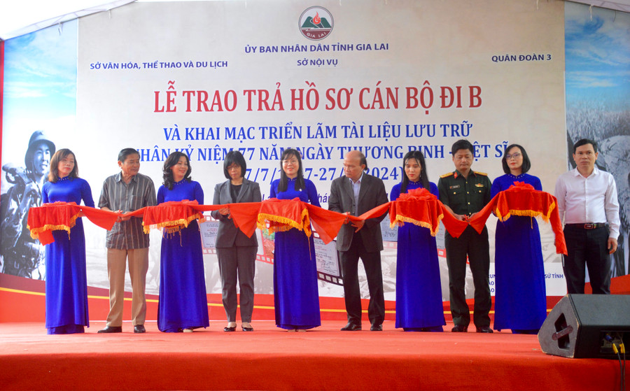 Các đại biểu cắt băng khai mạc triển lãm. Ảnh: Lam Nguyên Các đại biểu cắt băng khai mạc triển lãm. Ảnh: Lam Nguyên