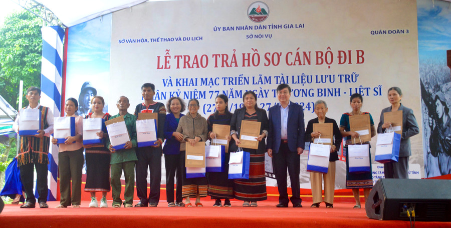 Có 40 hồ sơ được trao trả dịp này. Ảnh: Lam Nguyên Có 40 hồ sơ được trao trả dịp này. Ảnh: Lam Nguyên