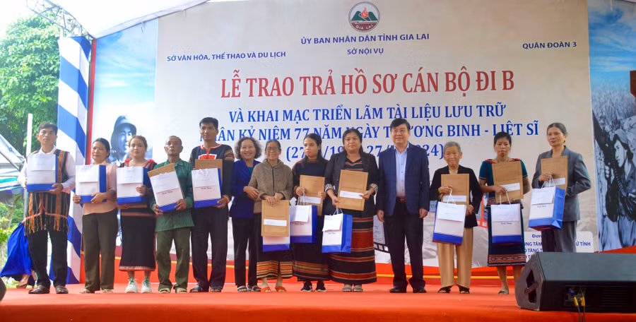 Có 40 hồ sơ được trao trả dịp này. Ảnh: Lam Nguyên