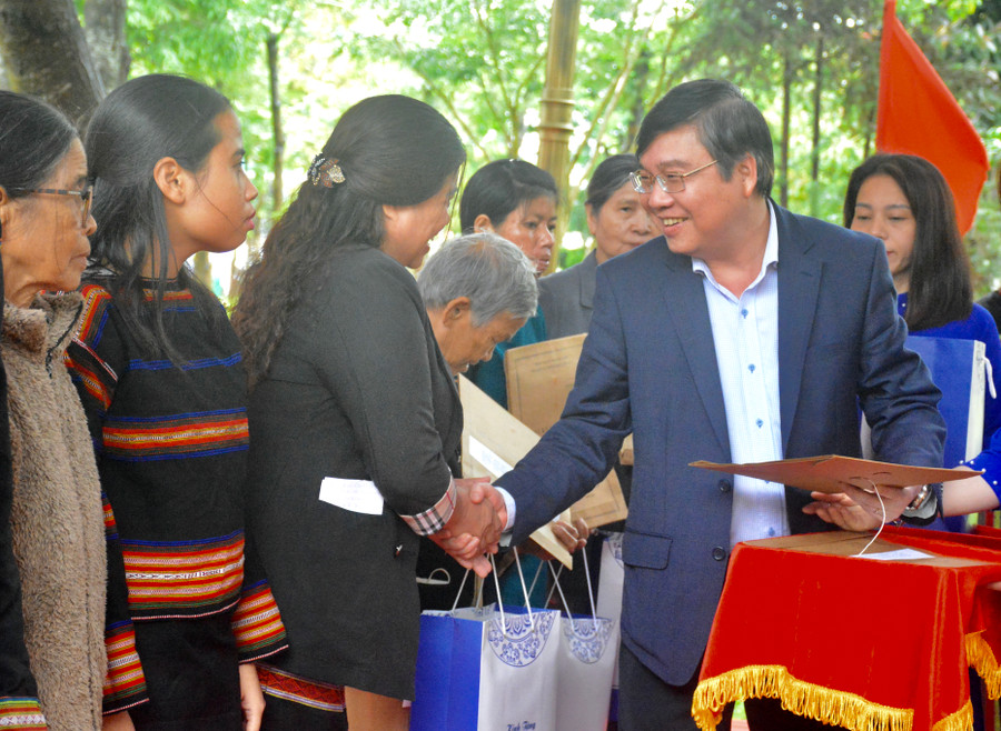 Ủy viên Ban Thường vụ Tỉnh ủy, Trưởng ban Tổ chức Tỉnh ủy Huỳnh Quang Thái trân trọng trao trả hồ sơ cho các cán bộ đi B và thân nhân cán bộ đi B. Ảnh: Lam Nguyên Ủy viên Ban Thường vụ Tỉnh ủy, Trưởng ban Tổ chức Tỉnh ủy Huỳnh Quang Thái trân trọng trao trả hồ sơ cho các cán bộ đi B và thân nhân cán bộ đi B. Ảnh: Lam Nguyên