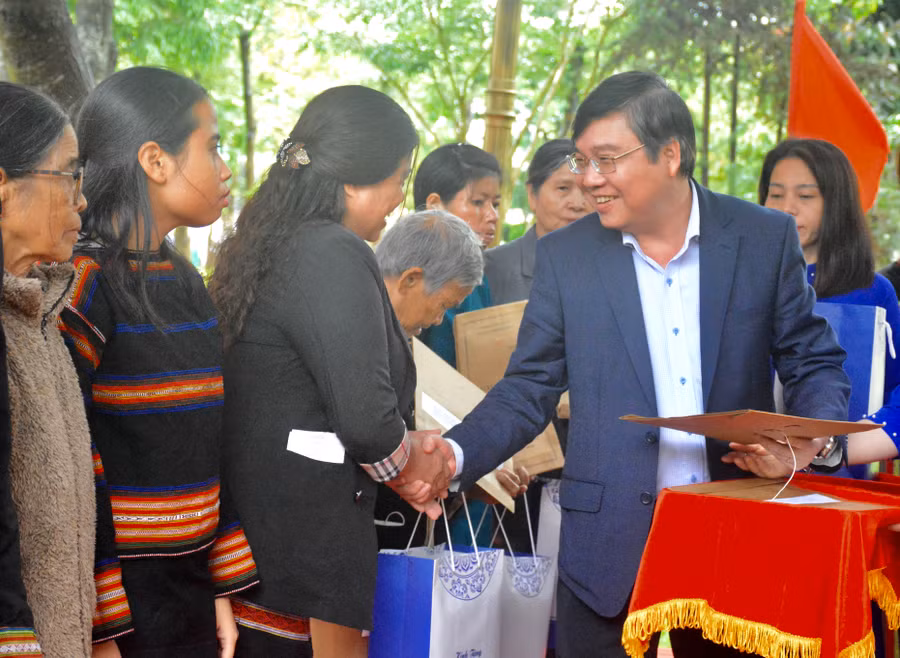 Ủy viên Ban Thường vụ Tỉnh ủy, Trưởng ban Tổ chức Tỉnh ủy Huỳnh Quang Thái trân trọng trao trả hồ sơ cho các cán bộ đi B và thân nhân cán bộ đi B. Ảnh: Lam Nguyên