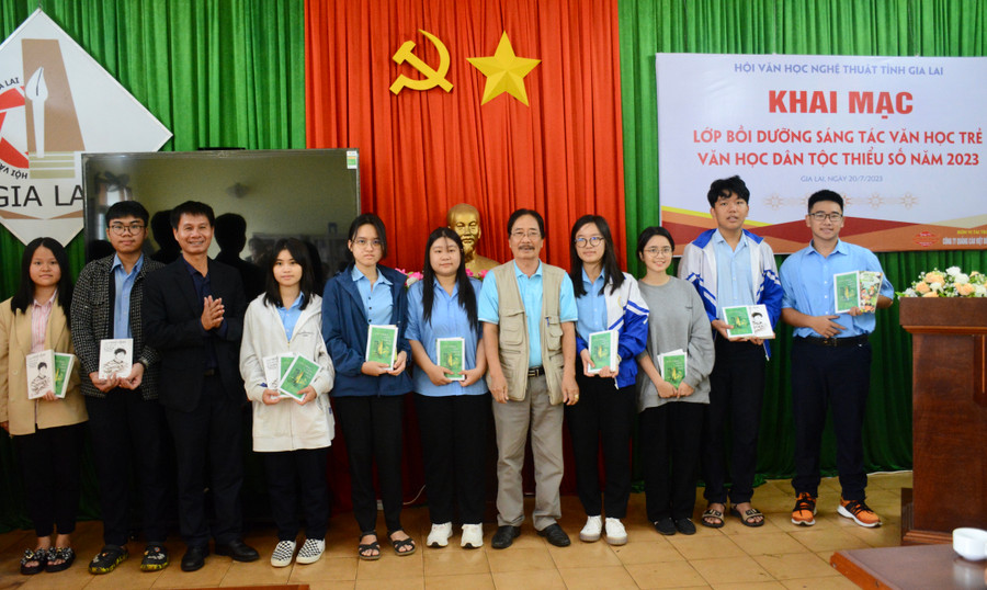 Học viên lớp bồi dưỡng được nhận quà tặng là sách của 2 nhà văn Hồ Huy Sơn và Văn Thành Lê. Ảnh: Lam Nguyên