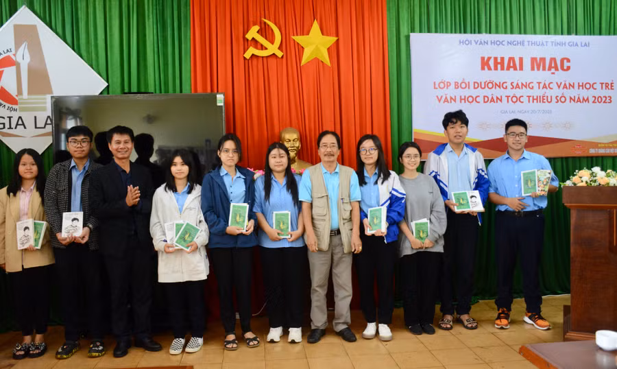 Học viên lớp bồi dưỡng được nhận quà tặng là sách của 2 nhà văn Hồ Huy Sơn và Văn Thành Lê. Ảnh: Lam Nguyên Học viên lớp bồi dưỡng được nhận quà tặng là sách của 2 nhà văn Hồ Huy Sơn và Văn Thành Lê. Ảnh: Lam Nguyên