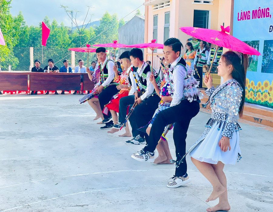 Lý Thiên Toàn (thứ 2 từ phải sang) biểu diễn tại lễ hội Gầu Tào. Ảnh: Phương Duyên Lý Thiên Toàn (thứ 2 từ phải sang) biểu diễn tại lễ hội Gầu Tào. Ảnh: Phương Duyên