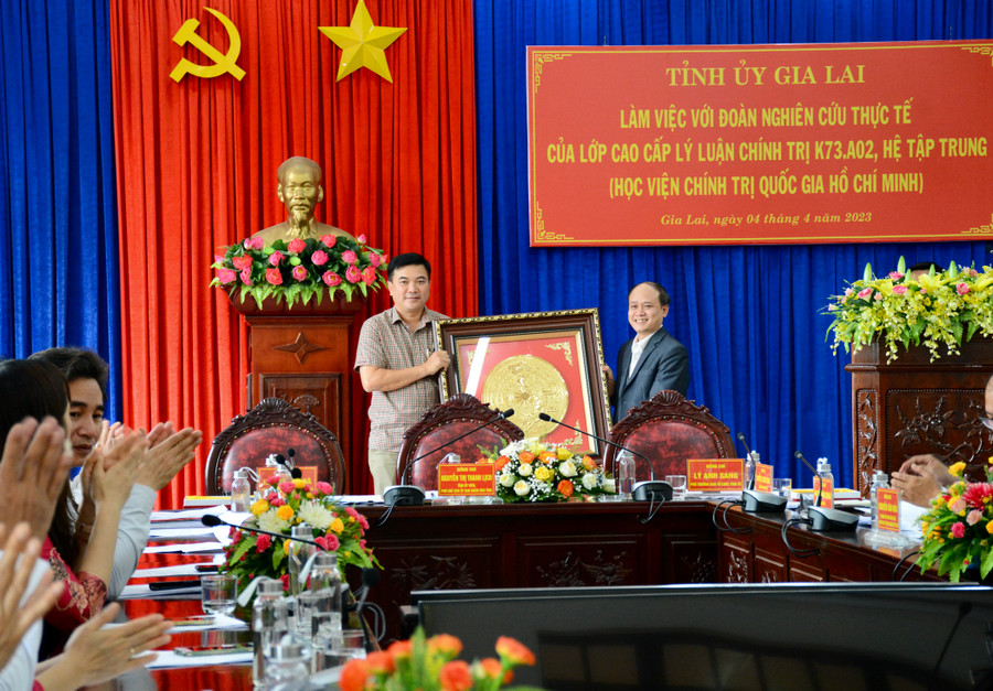 Đoàn nghiên cứu tặng quà lưu niệm cho Ban Tổ chức Tỉnh ủy Gia Lai. Ảnh: Lam Nguyên