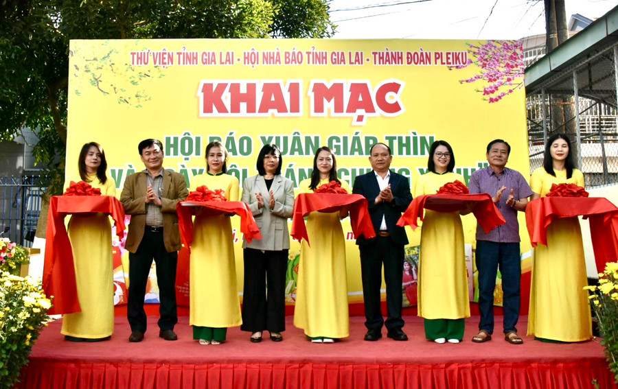 Các đại biểu cắt băng khai mạc Hội báo Xuân Giáp Thìn và Ngày hội "Bánh chưng xanh". Ảnh: Đức Thụy Các đại biểu cắt băng khai mạc Hội báo Xuân Giáp Thìn và Ngày hội "Bánh chưng xanh". Ảnh: Đức Thụy