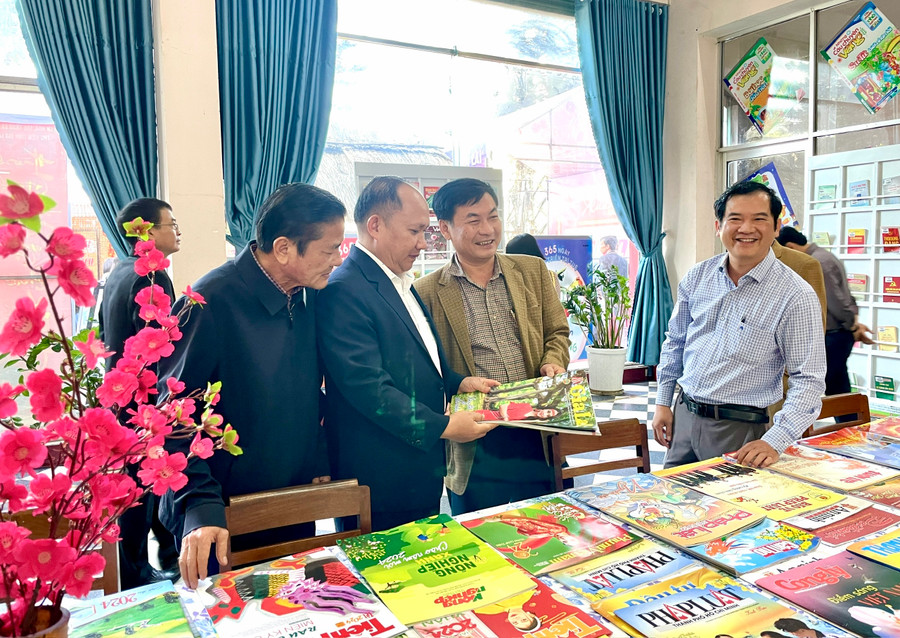 Phó Bí thư Tỉnh ủy Rah Lan Chung đọc ấn phẩm Gia Lai Xuân Giáp Thìn tại Hội báo. Ảnh: Lam Nguyên Phó Bí thư Tỉnh ủy Rah Lan Chung đọc ấn phẩm Gia Lai Xuân Giáp Thìn tại Hội báo. Ảnh: Lam Nguyên