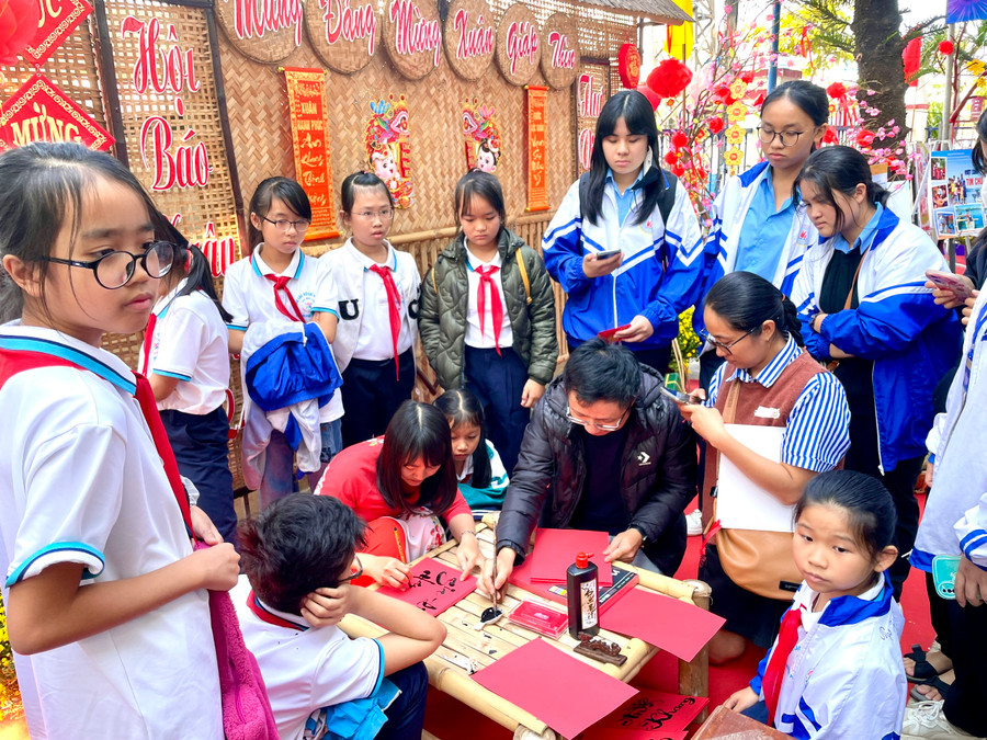 Gian hàng của Câu lạc bộ Thư pháp Pleiku thu hút sự chú ý của rất nhiều học sinh. Ảnh: Lam Nguyên Gian hàng của Câu lạc bộ Thư pháp Pleiku thu hút sự chú ý của rất nhiều học sinh. Ảnh: Lam Nguyên