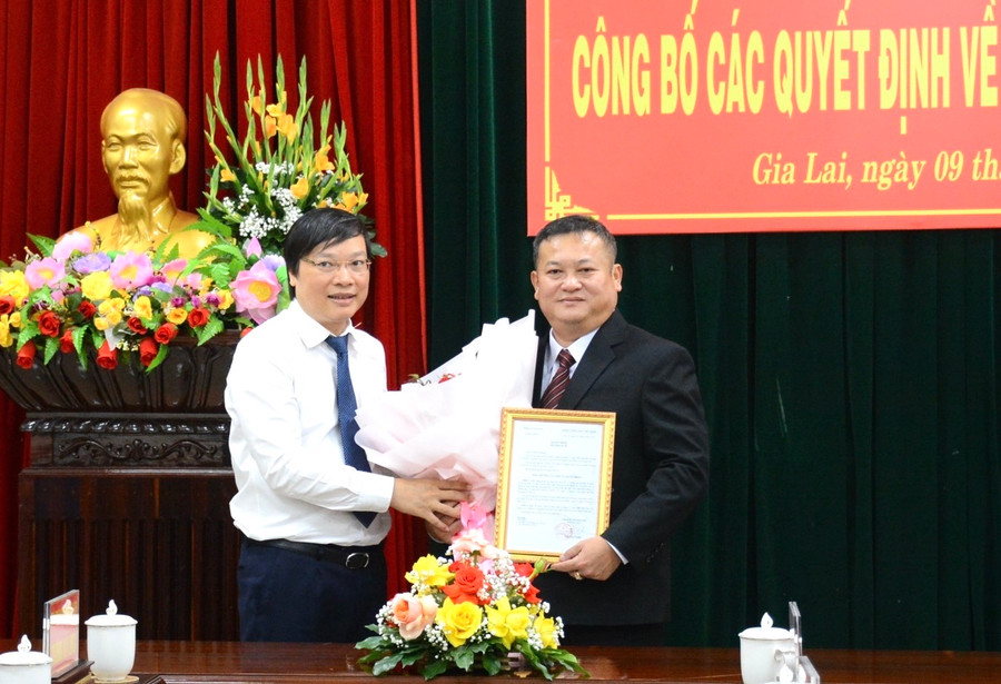 Phó Bí thư Tỉnh ủy, Chủ tịch UBND tỉnh Trương Hải Long (bìa trái) trao quyết định tiếp nhận, bổ nhiệm ông Nguyễn Văn Đức. Ảnh: Lam Nguyên Phó Bí thư Tỉnh ủy, Chủ tịch UBND tỉnh Trương Hải Long (bìa trái) trao quyết định tiếp nhận, bổ nhiệm ông Nguyễn Văn Đức. Ảnh: Lam Nguyên