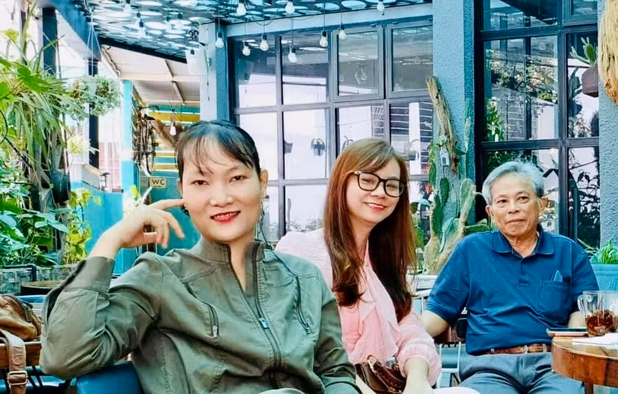 Từ phải sang: Nhà văn Phạm Đức Long, tác giả Lê Vi Thủy và tác giả Kim Sơn. Ảnh: Nhân vật cung cấp