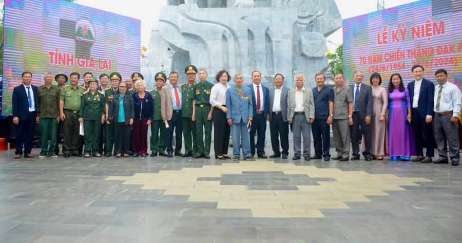 Các đại biểu chụp ảnh lưu niệm tại lễ kỷ niệm 70 năm chiến thắng Đak Pơ. Ảnh: Lam Nguyên Các đại biểu chụp ảnh lưu niệm tại lễ kỷ niệm 70 năm chiến thắng Đak Pơ. Ảnh: Lam Nguyên