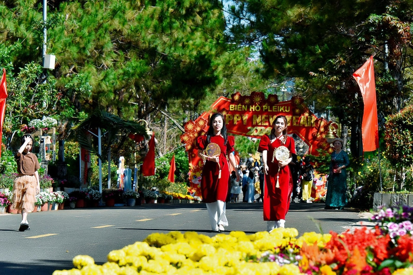 Du khách diện áo dài du xuân tại thắng cảnh Biển Hồ (TP. Pleiku). Ảnh: Đức Thụy Du khách diện áo dài du xuân tại thắng cảnh Biển Hồ (TP. Pleiku). Ảnh: Đức Thụy