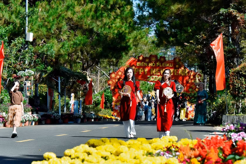 Du khách diện áo dài du xuân tại thắng cảnh Biển Hồ (TP. Pleiku). Ảnh: Đức Thụy