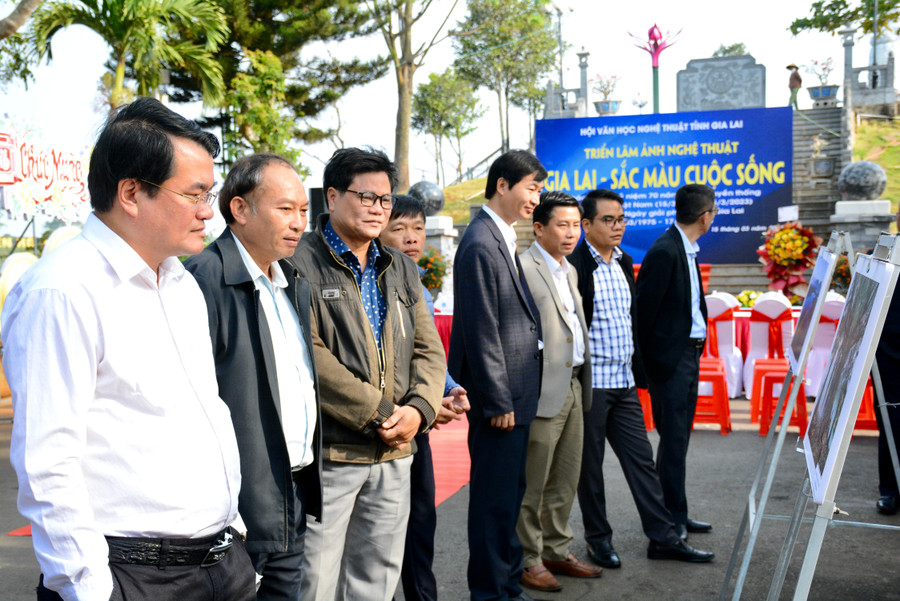 Các đại biểu tham quan triển lãm. Ảnh: Lam Nguyên