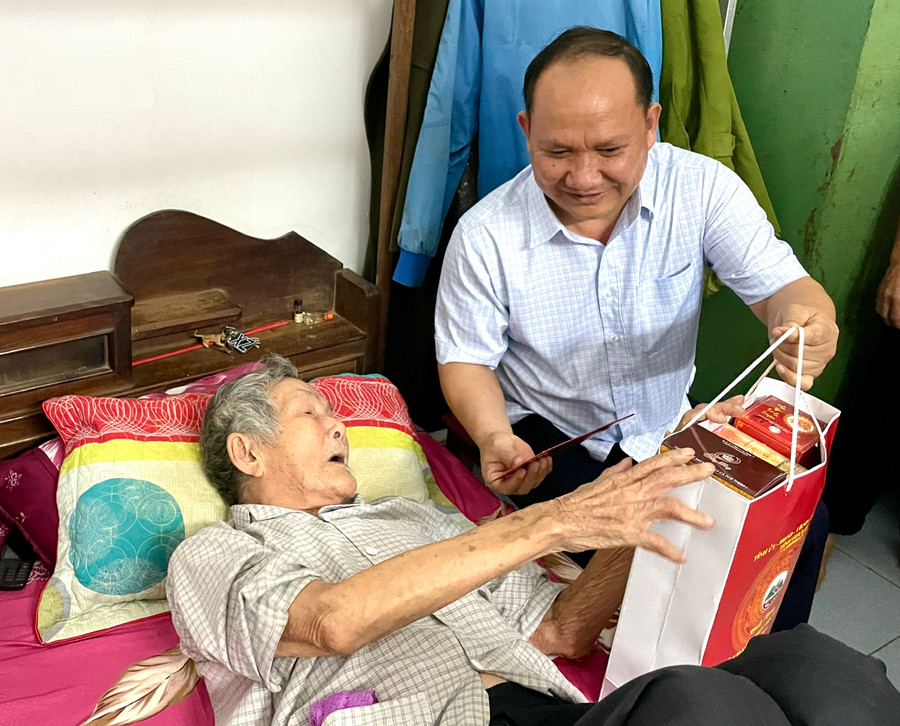 Cựu chiến binh Huỳnh Nhậm (tổ 4, phường Phù Đổng) vui mừng đón nhận món quà của tỉnh nhân kỷ niệm 70 năm chiến thắng Đak Pơ. Ảnh: Lam Nguyên