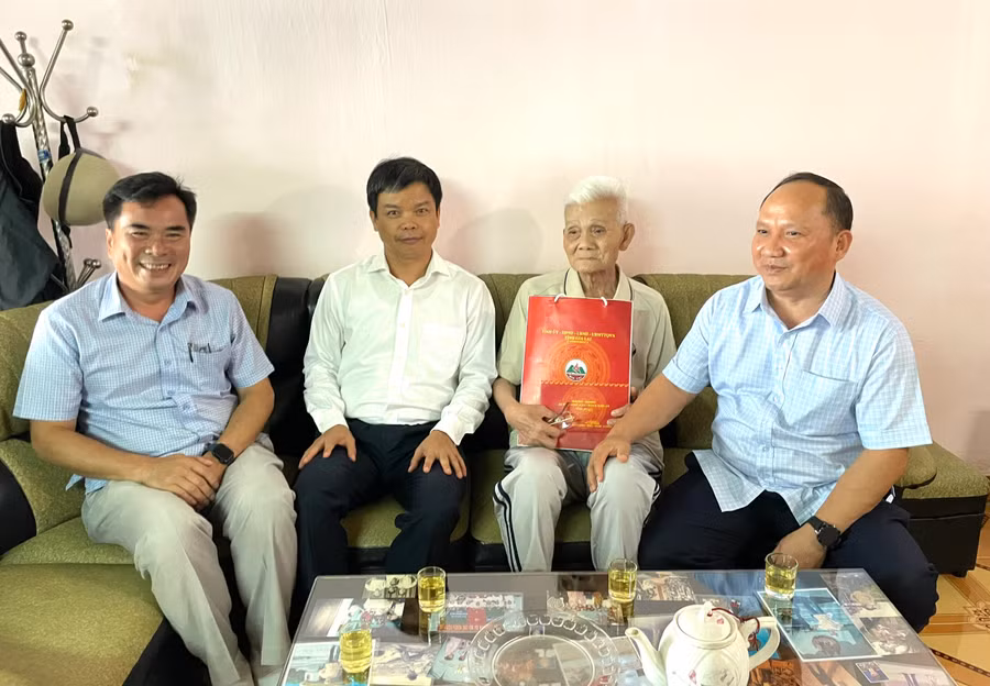 Phó Bí thư Tỉnh ủy Rah Lan Chung (bìa phải) thăm hỏi, tặng quà tri ân cựu chiến binh Hà Thân Chúng (tổ 1, phường Hội Thương), người từng tham gia trận đánh Đak Pơ cách đây 70 năm. Ảnh: Lam Nguyên