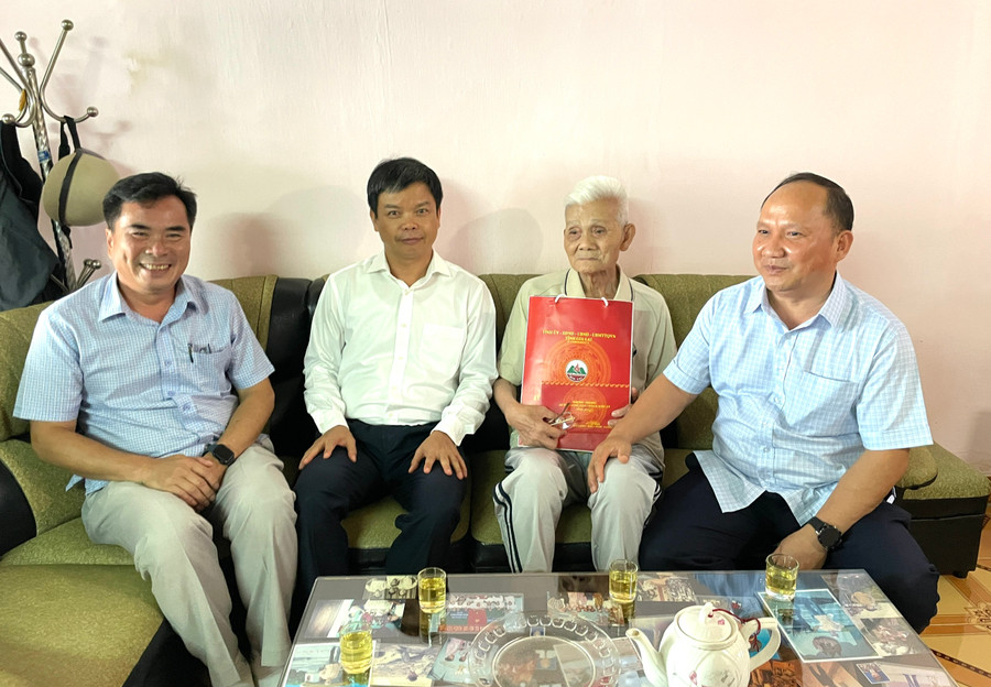 Phó Bí thư Tỉnh ủy Rah Lan Chung (bìa phải) thăm hỏi, tặng quà tri ân cựu chiến binh Hà Thân Chúng (tổ 1, phường Hội Thương), người từng tham gia trận đánh Đak Pơ cách đây 70 năm. Ảnh: Lam Nguyên