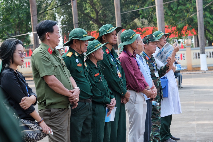 Các cựu lính tình nguyện Việt Nam tưởng niệm đồng đội. Ảnh: Hoàng Ngọc Các cựu lính tình nguyện Việt Nam tưởng niệm đồng đội. Ảnh: Hoàng Ngọc