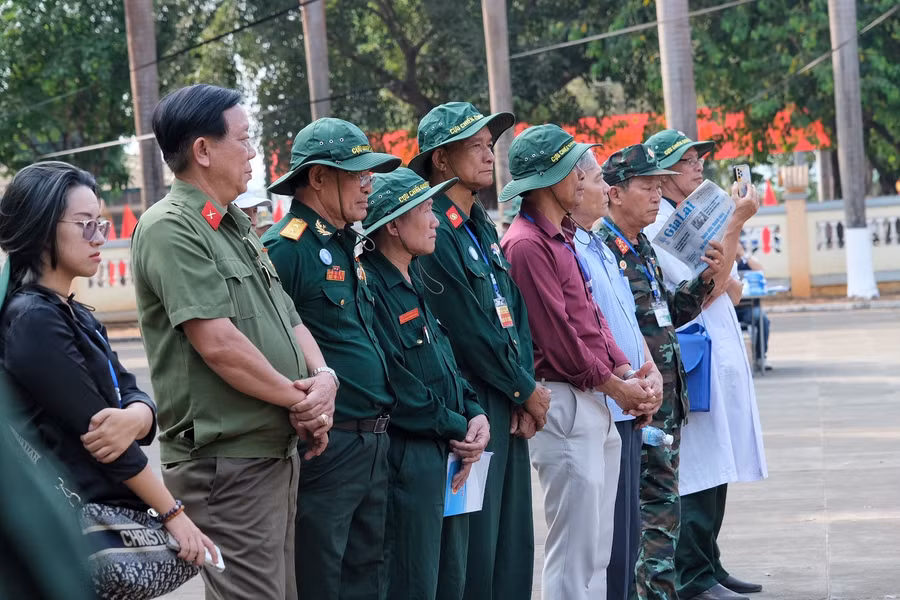 Các cựu lính tình nguyện Việt Nam tưởng niệm đồng đội. Ảnh: Hoàng Ngọc