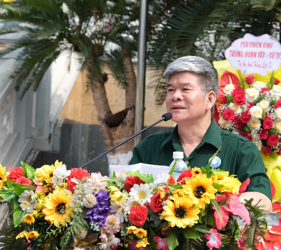 Nhà văn, nhà biên kịch Đoàn Tuấn, cựu lính tình nguyện Việt Nam đọc văn tế anh linh các liệt sĩ. Ảnh: Hoàng Ngọc Nhà văn, nhà biên kịch Đoàn Tuấn, cựu lính tình nguyện Việt Nam đọc văn tế anh linh các liệt sĩ. Ảnh: Hoàng Ngọc
