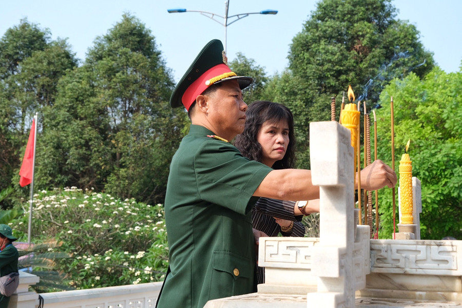 Từ trái sang: Đại tá Lê Kim Giàu-Ủy viên Ban Thường vụ Tỉnh ủy, Chỉ huy trưởng Bộ Chỉ huy Quân sự tỉnh Gia Lai và bà Rơ Com Sa Duyên-Giám đốc Sở Lao động-Thương binh và Xã hội thắp hương tưởng niệm các anh hùng liệt sĩ. Ảnh: Hoàng Ngọc Từ trái sang: Đại tá Lê Kim Giàu-Ủy viên Ban Thường vụ Tỉnh ủy, Chỉ huy trưởng Bộ Chỉ huy Quân sự tỉnh Gia Lai và bà Rơ Com Sa Duyên-Giám đốc Sở Lao động-Thương binh và Xã hội thắp hương tưởng niệm các anh hùng liệt sĩ. Ảnh: Hoàng Ngọc