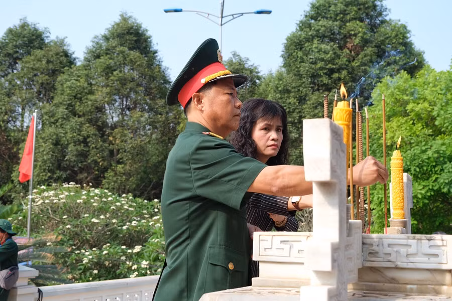 Từ trái sang: Đại tá Lê Kim Giàu-Ủy viên Ban Thường vụ Tỉnh ủy, Chỉ huy trưởng Bộ Chỉ huy Quân sự tỉnh Gia Lai và bà Rơ Com Sa Duyên-Giám đốc Sở Lao động-Thương binh và Xã hội thắp hương tưởng niệm các anh hùng liệt sĩ. Ảnh: Hoàng Ngọc