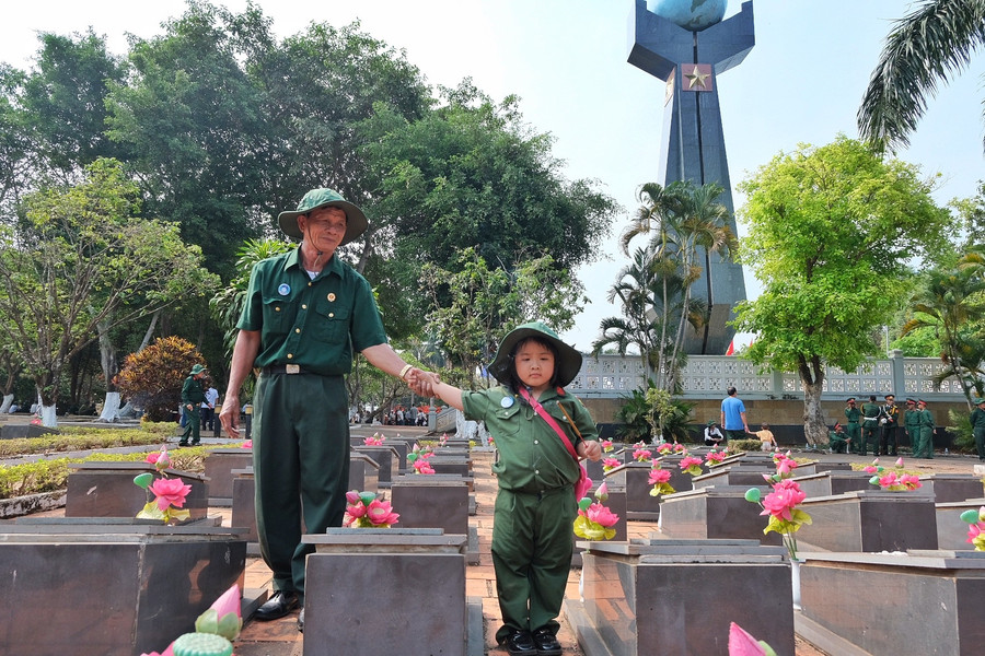 Cựu chiến binh Võ Công Hiệp (Phú Yên) đưa cháu nội Võ Trần Thanh Nhã đến thắp hương cho đồng đội. Ảnh: Hoàng Ngọc Cựu chiến binh Võ Công Hiệp (Phú Yên) đưa cháu nội Võ Trần Thanh Nhã đến thắp hương cho đồng đội. Ảnh: Hoàng Ngọc